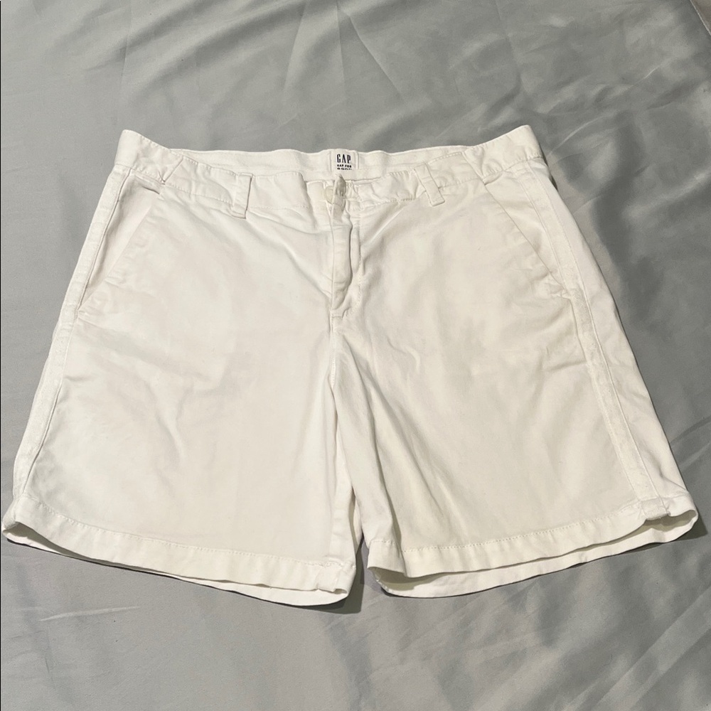 GAP for Good size 6 Women's Girlfriend Chino Cool White Shorts